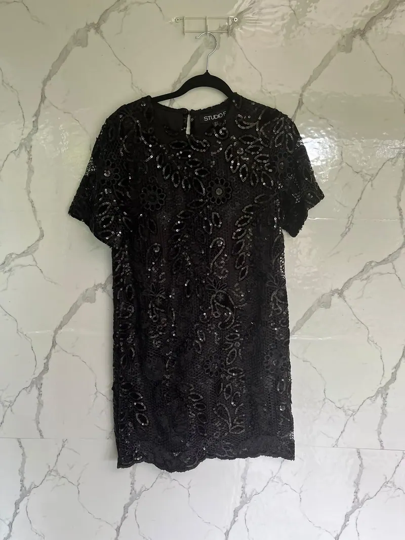 Foto real sin edición: vestido corto de encaje con lentejuelas de Studio F