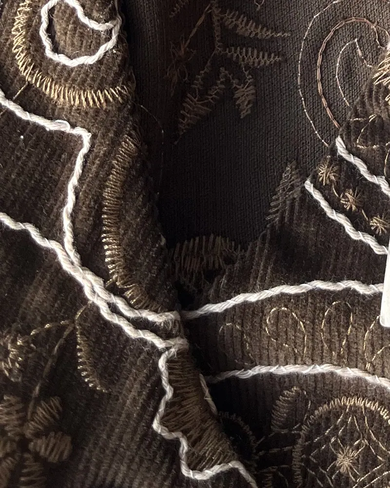 Foto real sin edición: chaleco paisley café de Studio F, otra vista