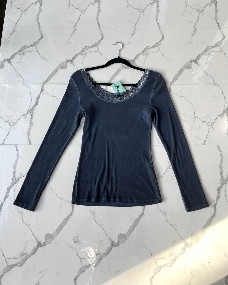 Foto real sin edición: polera azul con encaje de Franca Fortuna