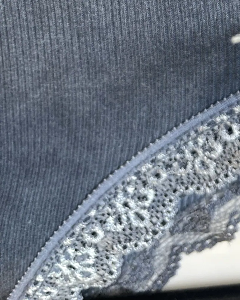 Foto real sin edición: polera azul con encaje de Franca Fortuna, otra vista