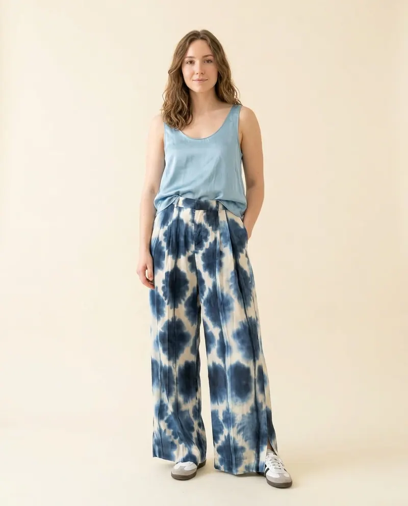 Modelo usando top satinado celeste de Zara