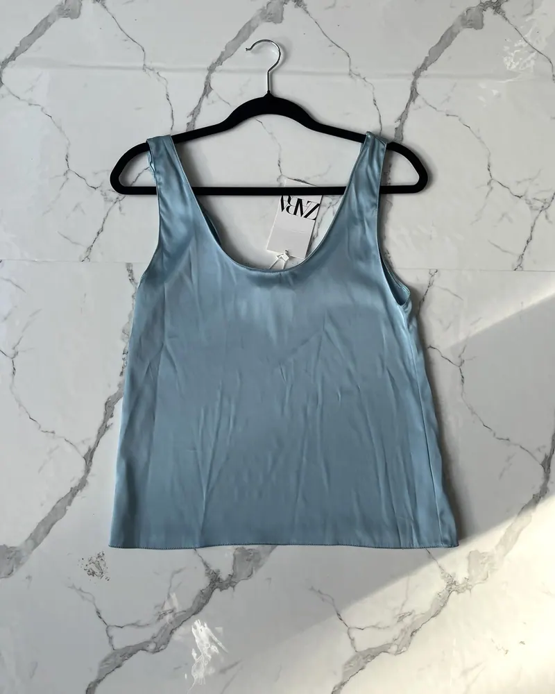 Foto real sin edición: top satinado celeste de Zara