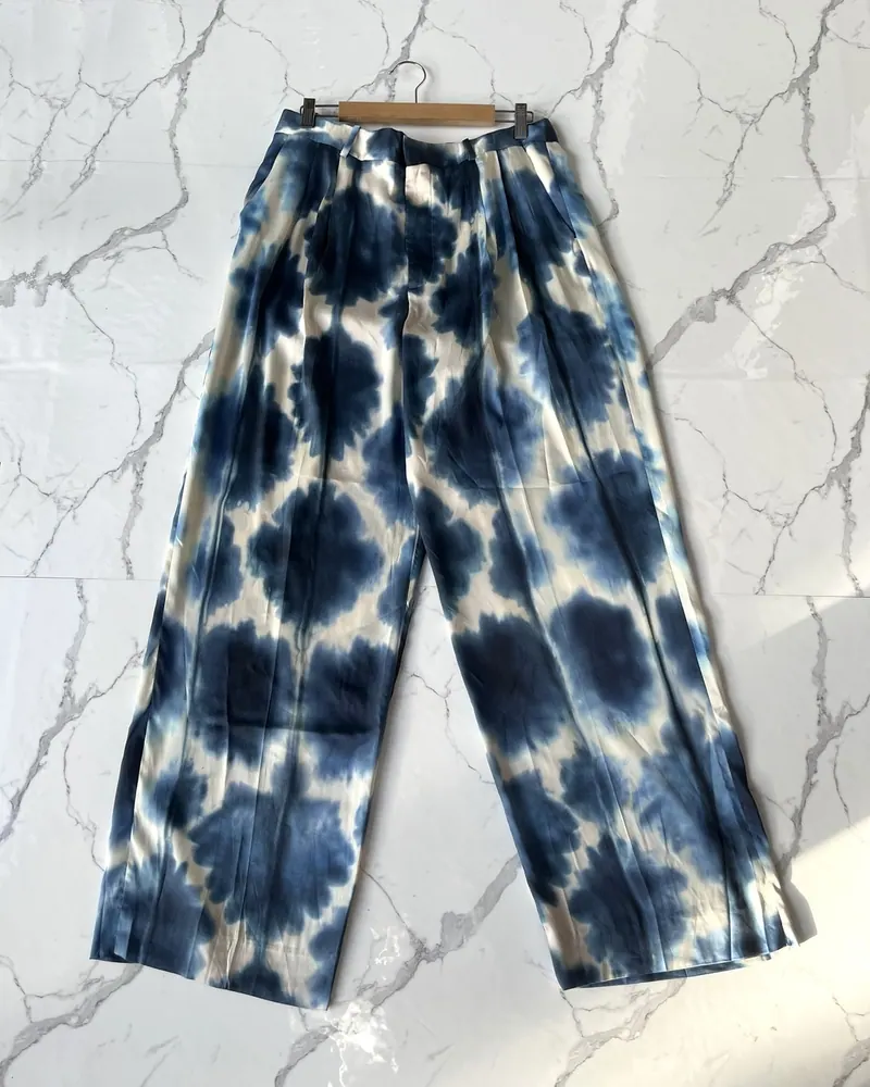 Foto real sin edición: pantalón tie-dye de Zara